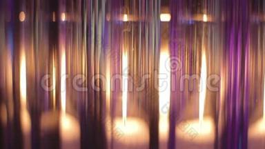 靠近蜡烛，透过玻璃瓶发出美丽的光芒